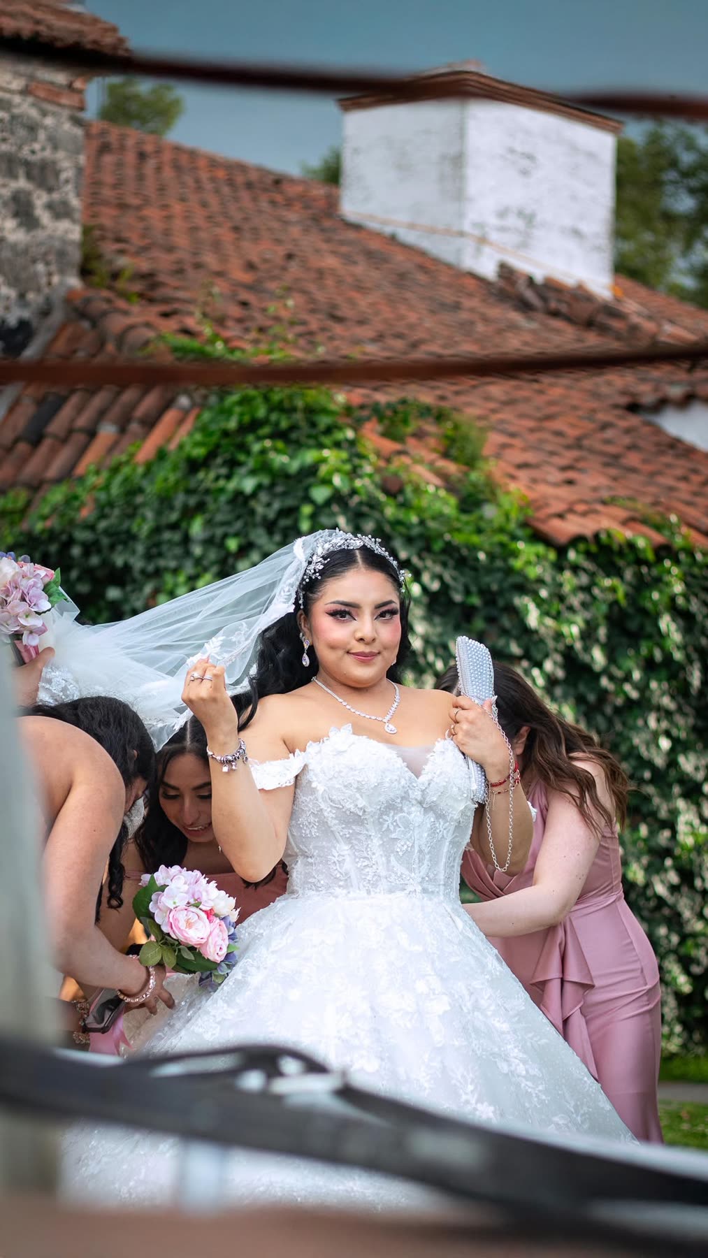 Novia llegando a su boda rodeada de sus damas